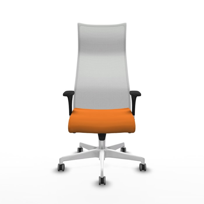 Sillón Albacete con mecanismo Sincro tapizada con Similpiel color Naranja y malla color Blanco. Equipado con Base poliamida blanca, Brazos 1D y Ruedas 65 mm parqué