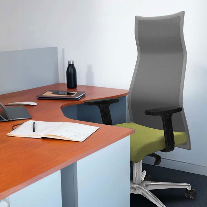 Sillón Albacete con mecanismo Sincro tapizada con Tela color Rosa y malla color Negro. Equipado con Base aluminio, Brazos 2D y Ruedas 65mm nailon