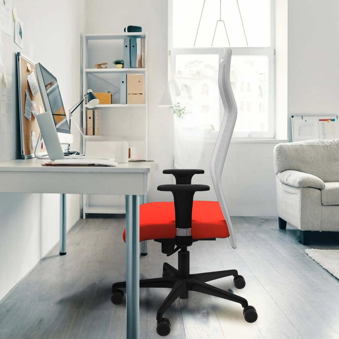 Sillón Albacete con mecanismo Sincro tapizada con Tela color Negro. Equipado con Base nailon negra, Brazos 1D y Ruedas 65mm nailon