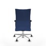Silla Albacete confidente con mecanismo Sincro tapizada con Tela color Azul marino. Equipada con Base aluminio, Brazos 2D y Ruedas 65 mm parqué