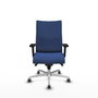 Silla Albacete confidente con mecanismo Sincro tapizada con Tela color Azul marino. Equipada con Base aluminio, Brazos 2D y Ruedas 65 mm parqué