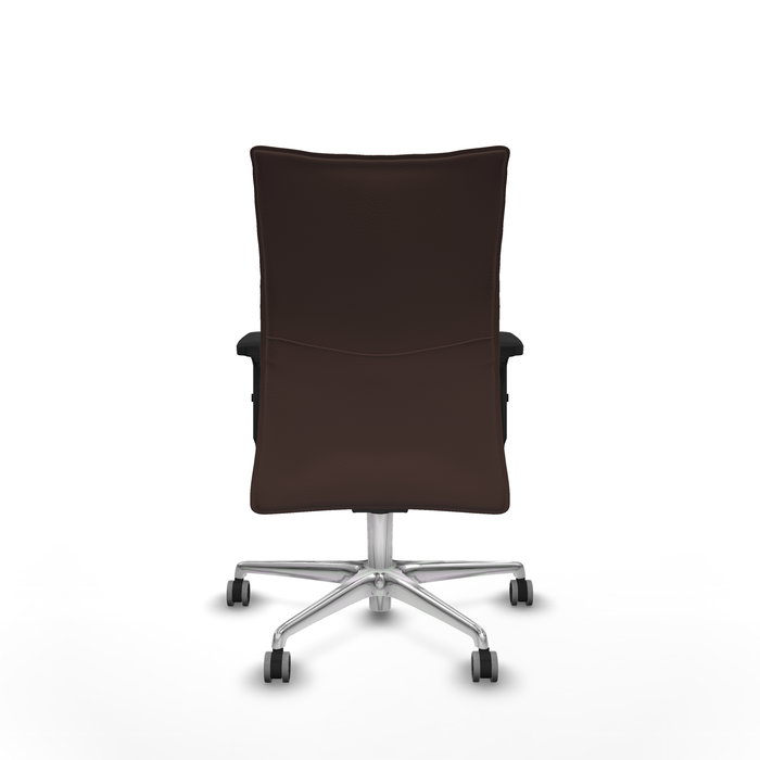 Silla Albacete confidente con mecanismo Sincro tapizada con Similpiel color Marrón oscuro. Equipada con Base aluminio, Brazos 2D y Ruedas 65 mm parqué