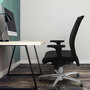 Silla Albacete confidente con mecanismo Sincro tapizada con Similpiel color Marrón oscuro. Equipada con Base aluminio, Brazos 2D y Ruedas 65 mm parqué