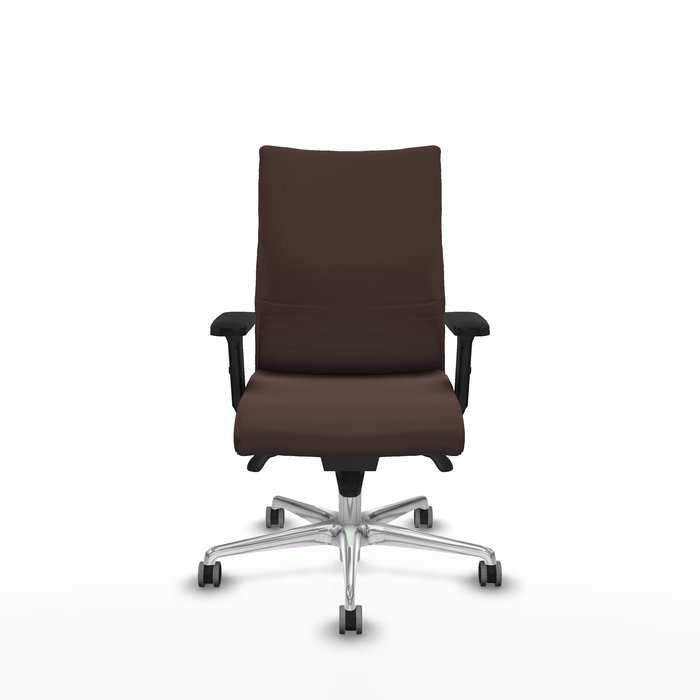 Silla Albacete confidente con mecanismo Sincro tapizada con Similpiel color Marrón oscuro. Equipada con Base aluminio, Brazos 2D y Ruedas 65 mm parqué