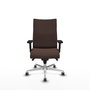 Silla Albacete confidente con mecanismo Sincro tapizada con Similpiel color Marrón oscuro. Equipada con Base aluminio, Brazos 2D y Ruedas 65 mm parqué