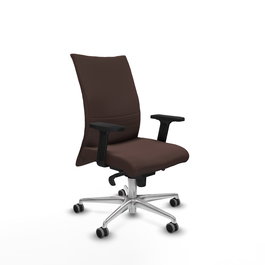 Silla Albacete confidente con mecanismo Sincro tapizada con Similpiel color Marrón oscuro. Equipada con Base aluminio, Brazos 2D y Ruedas 65 mm parqué