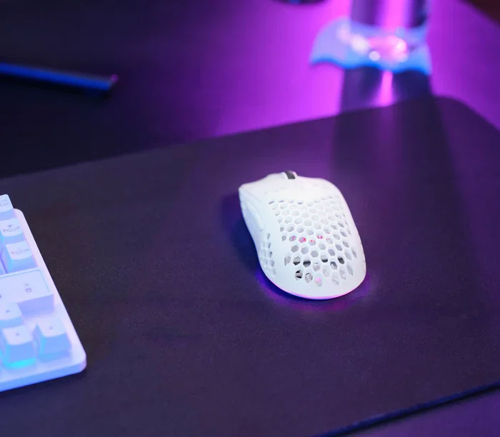 Trust GXT 929 Helox Ratón Gaming Inalámbrico Ultraligero para Mano Derecha, 4800 DPI, Iluminación LED RGB, Batería Recargable, Blanco