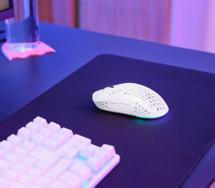 Trust GXT 929 Helox Ratón Gaming Inalámbrico Ultraligero para Mano Derecha, 4800 DPI, Iluminación LED RGB, Batería Recargable, Blanco