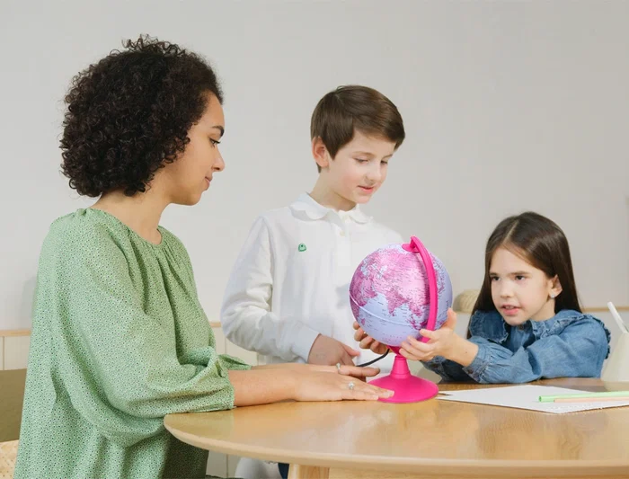 Liderpapel Globo Terraqueo Físico y Político con Luz Diámetro 20 cm Color Rosa