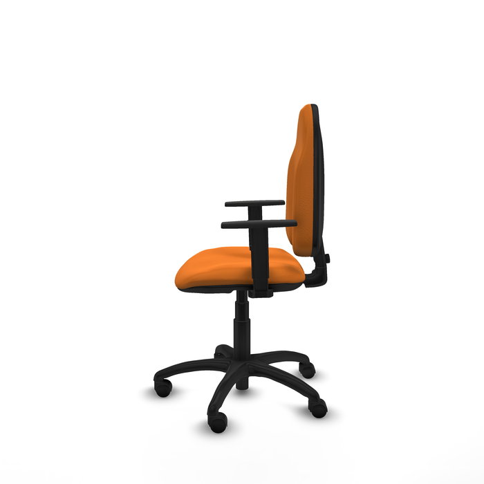 Silla de oficina Algarra con mecanismo Contacto permanente básico tapizada con Similpiel color Naranja. Equipada con Base poliamida negra, Brazos 1D y Ruedas de nailon 50 mm