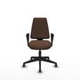 Silla de oficina Elche con mecanismo Asincro tapizada con Tela color Marrón oscuro. Equipada con Base piramidal negra, Brazos fijos y Ruedas 65 mm parqué