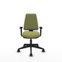 Silla de oficina Elche con mecanismo Contacto permanente básico tapizada con Tela color Verde oliva. Equipada con Base piramidal negra, Brazos 1D y Ruedas 65mm nailon