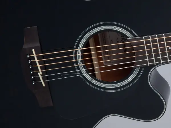 Takamine GN30CE-BLK Guitarra electroacústica con cuerpo NEX y acabado negro brillante Takamine GN30CE-BLK Guitarra electroacústica con cuerpo NEX y acabado negro brillante