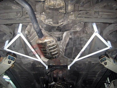 Ultra Racing ULTRA-R 2X 3-POINT REAR MEMBER BRACES para BMW 3-SERIES E46 1999-2005 Ultra Racing ULTRA-R 2X 3-POINT REAR MEMBER BRACES para BMW 3-SERIES E46 1999-2005