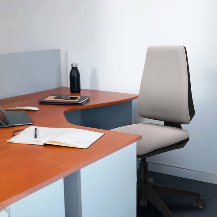 Silla de oficina Elche con mecanismo Contacto permanente básico tapizada con Similpiel color Gris claro. Equipada con Base piramidal negra, Sin brazos y Ruedas 65mm nailon