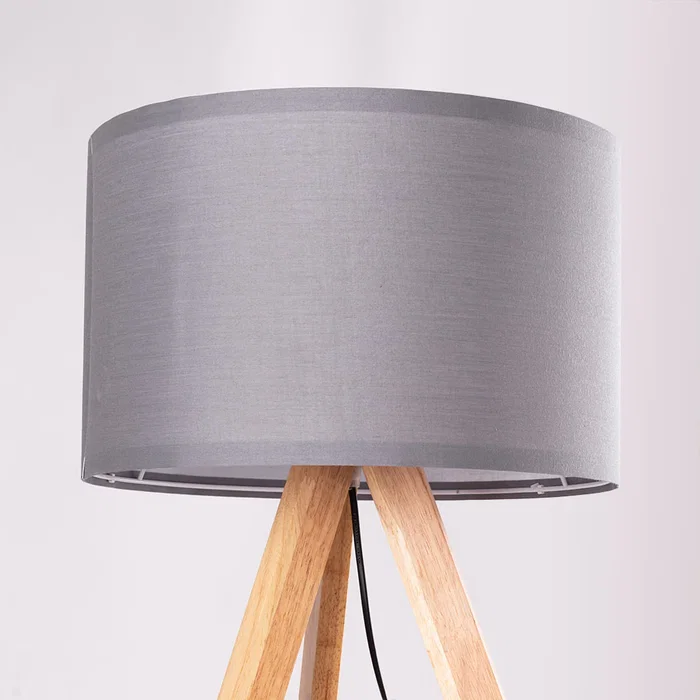 Lámpara de suelo trípode de madera con tulipa de tela cilíndrica y casquillo E27, diseño elegante para estilo nórdico, natural o rústico [OPV-780SGN2422]