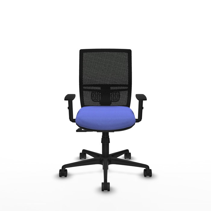 Silla de oficina Yunquera con mecanismo Sincro tapizada con Tela color Azul claro y malla color Negro. Equipada con lumbar 1D, Brazos 1D y Ruedas 65mm nailon