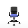 Silla de oficina Yunquera con mecanismo Sincro tapizada con Tela color Azul claro y malla color Negro. Equipada con lumbar 1D, Brazos 1D y Ruedas 65mm nailon