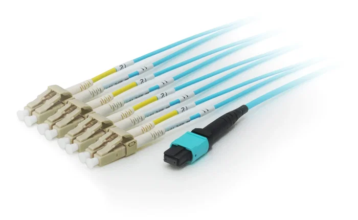 EQUIP Cable de fibra óptica trunk OM4 MTP a 4x LC 3m Cian