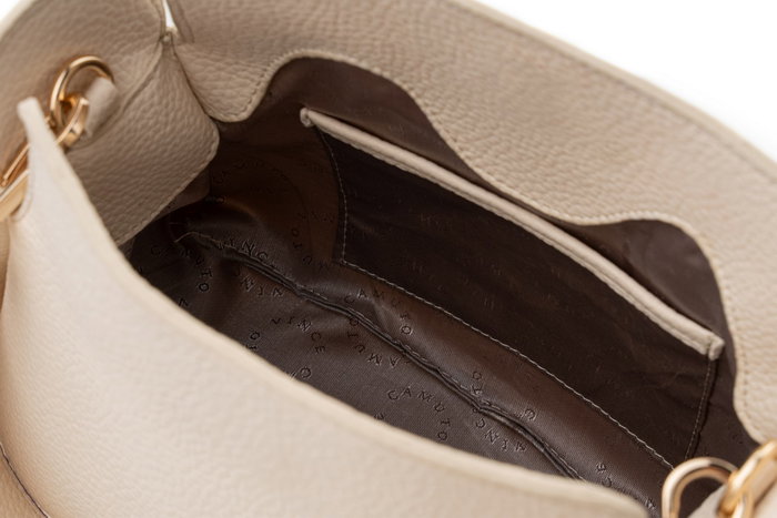 Vince Camuto Bolso Trieste Beige en Piel de Polivinilo Elegante y Versátil para Mujer Vince Camuto Bolso Trieste Beige en Piel de Polivinilo Elegante y Versátil para Mujer