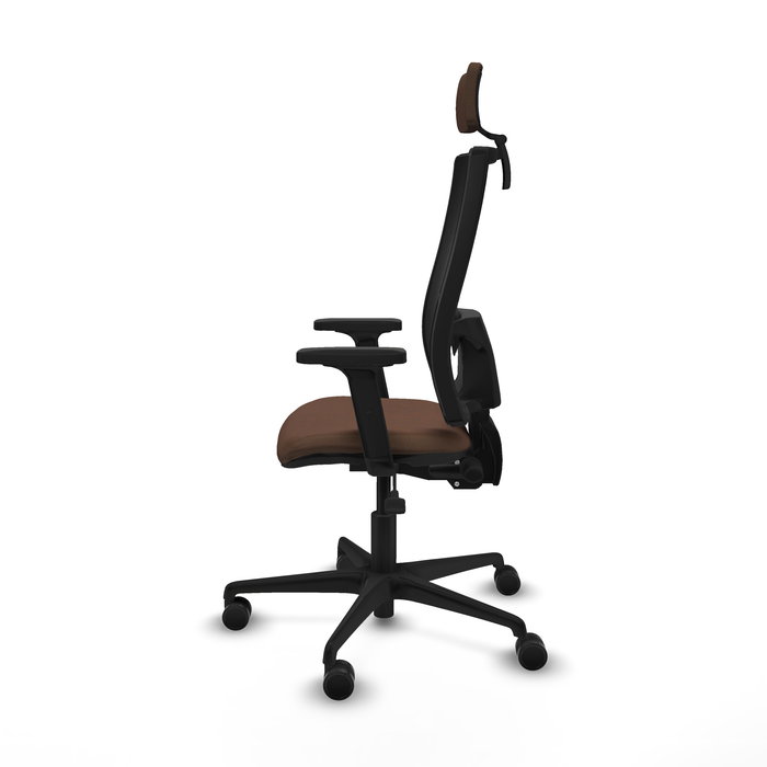 Silla de oficina Bormate con mecanismo Asincro tapizada con Tela color Marrón oscuro y malla color Negro. Equipada con lumbar 1D, Brazos 2D, Cabecero 2D y Ruedas 65mm nailon