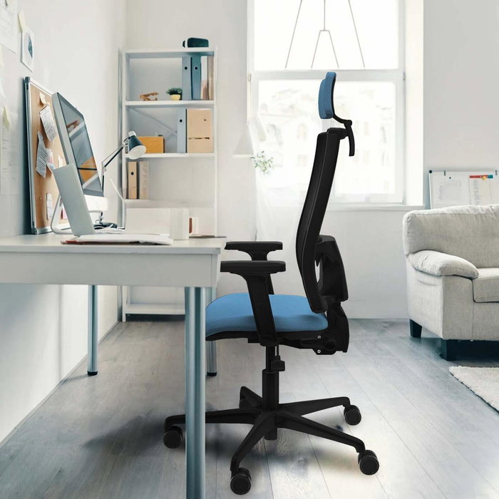 Silla de oficina Bormate con mecanismo Asincro tapizada con Tela color Marrón oscuro y malla color Negro. Equipada con lumbar 1D, Brazos 2D, Cabecero 2D y Ruedas 65mm nailon