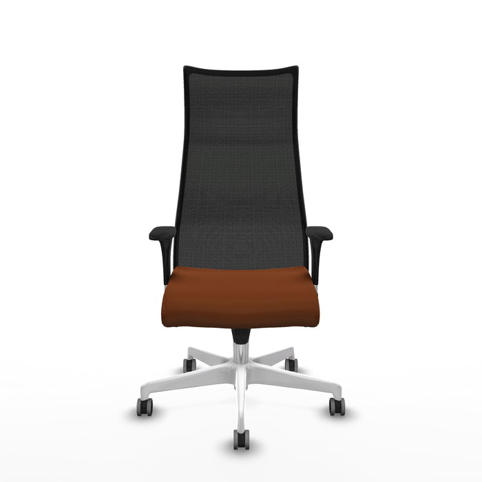 Sillón Albacete con mecanismo Sincro tapizada con Similpiel color Marrón y malla color Negro. Equipado con Base poliamida blanca, Brazos 1D y Ruedas 65 mm parqué