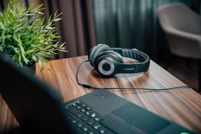 Verbatim Auriculares con Micrófono Integrado USB Tipo C - Diadema Circumaural para Música y Uso Diario, Negro, Modelo 30198