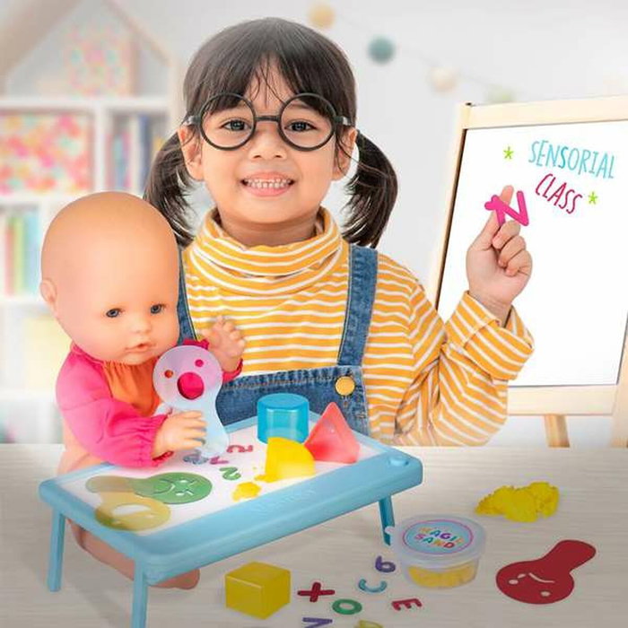 Famosa Nenuco Smart School 35 cm con mesa de luz y accesorios