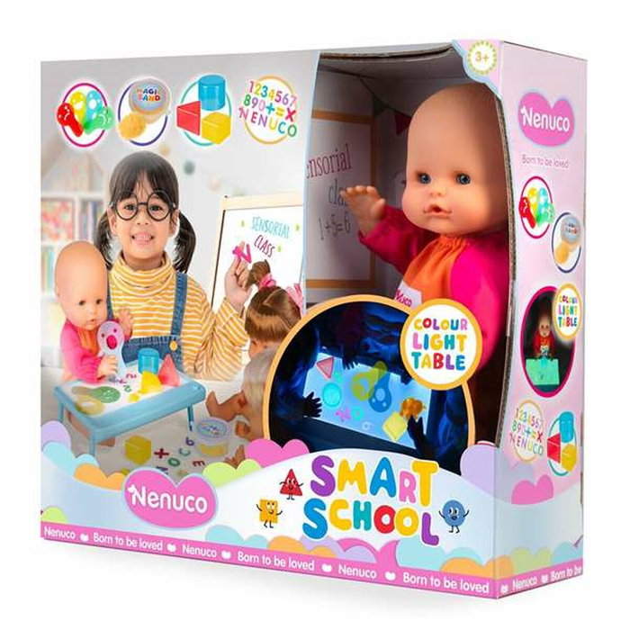 Famosa Nenuco Smart School 35 cm con mesa de luz y accesorios