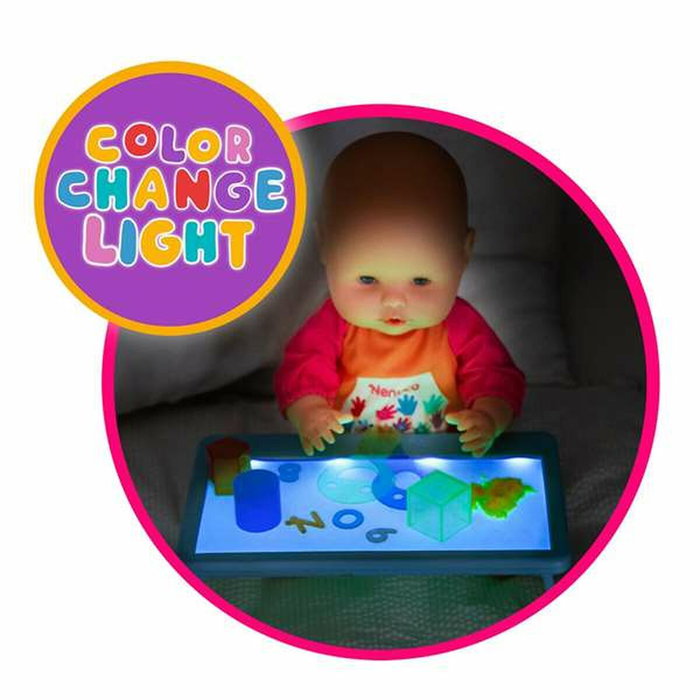 Famosa Nenuco Smart School 35 cm con mesa de luz y accesorios
