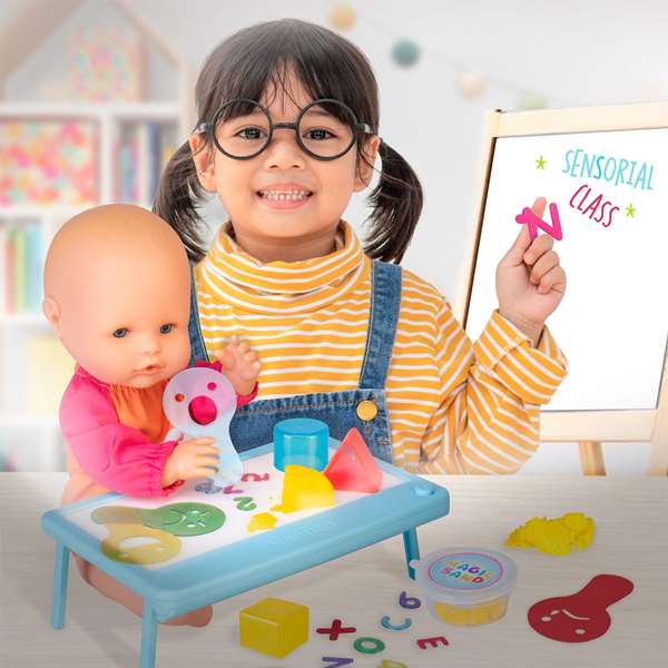 Famosa Nenuco Smart School 35 cm Muñeco con Mesa de Luz Multicolor y Accesorios Translúcidos