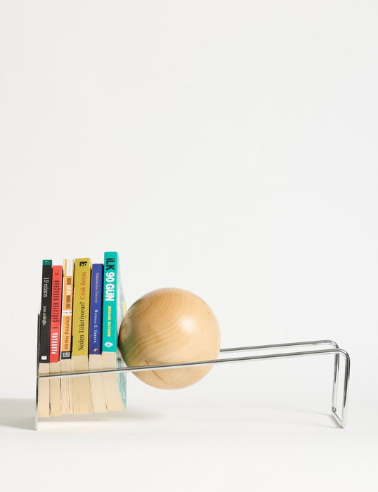 Hanah Home Toke - Soporte de libros de metal plateado con bola de tilo, 16.5 cm x 18 cm x 49 cm