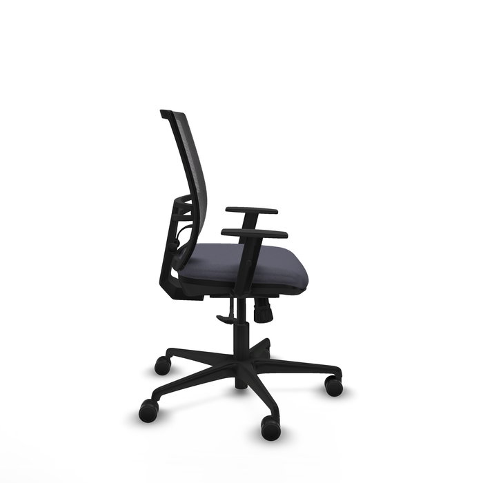 Silla de oficina Yunquera con mecanismo Sincro tapizada con Tela color Gris oscuro y malla color Negro. Equipada con lumbar 1D, Brazos 1D y Ruedas 65mm nailon