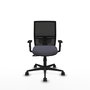 Silla de oficina Yunquera con mecanismo Sincro tapizada con Tela color Gris oscuro y malla color Negro. Equipada con lumbar 1D, Brazos 1D y Ruedas 65mm nailon