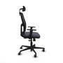 Silla de oficina Alfera con mecanismo Sincro tapizada con Tela color Gris oscuro y malla color Negro. Equipada con lumbar 1D, Brazos 1D, Cabecero 2D y Ruedas 65 mm parqué