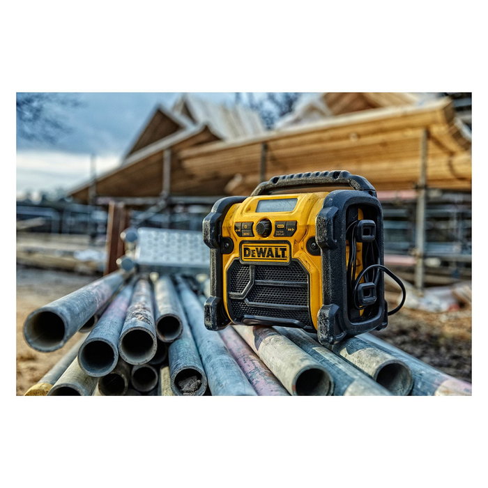 DeWALT DCR020-QW Radio Digital Portátil con DAB y FM, Pantalla LED Verde, Funciona con Batería 10.8-18V o Red, Color Negro y Amarillo