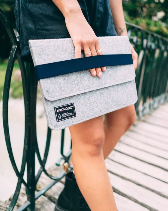 EKOMODO HR-003 Funda Ecológica para Portátil o Tablet 33 cm (13") Negro Gris, Compatible con Surface Pro, iPad Pro y MacBook, Material Reciclado