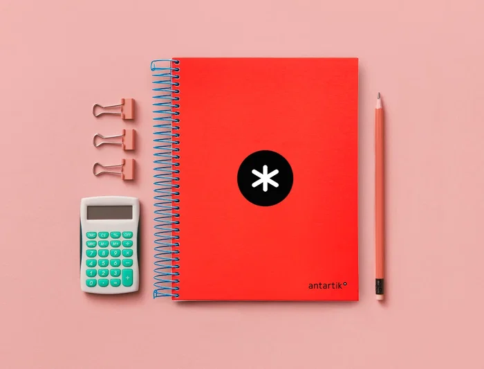 Antartik Cuaderno Espiral A5 Micro Tapa Forrada 120 Hojas 90gr Horizontal 5 Bandas 6 Taladros Color Rojo