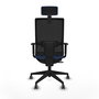 Silla de oficina Horna con mecanismo Sincro/Traslack tapizada con Tela color Azul marino y malla color Negro. Equipada con lumbar 1D, Brazos 1D, Cabecero 2D y Ruedas 65 mm parqué