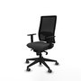 Silla de oficina Horna con mecanismo Sincro tapizada con Similpiel color Gris oscuro y malla color Negro. Equipada con lumbar 1D, Brazos 1D y Ruedas 65 mm parqué