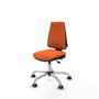 Silla de oficina Elche con mecanismo Asincro tapizada con Tela color Naranja. Equipada con Base cromada, Sin brazos y Ruedas 65 mm parqué