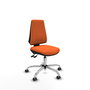 Silla de oficina Elche con mecanismo Asincro tapizada con Tela color Naranja. Equipada con Base cromada, Sin brazos y Ruedas 65 mm parqué