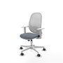 Silla de oficina Cilanco con mecanismo Sincro tapizada con Tela color Gris y malla color Blanco. Equipada con lumbar 1D, Reposabrazos blancos y Ruedas 65mm engomadas.