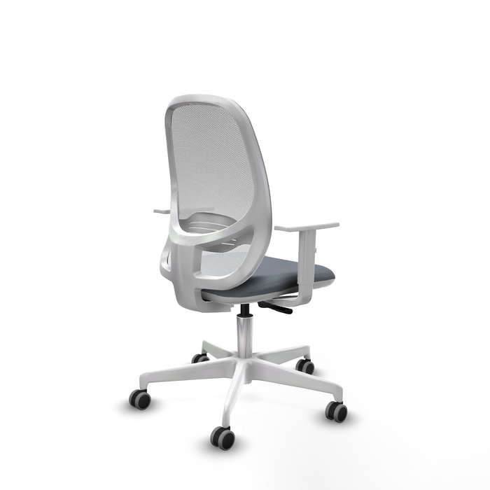 Silla de oficina Cilanco con mecanismo Sincro tapizada con Tela color Gris y malla color Blanco. Equipada con lumbar 1D, Reposabrazos blancos y Ruedas 65mm engomadas.