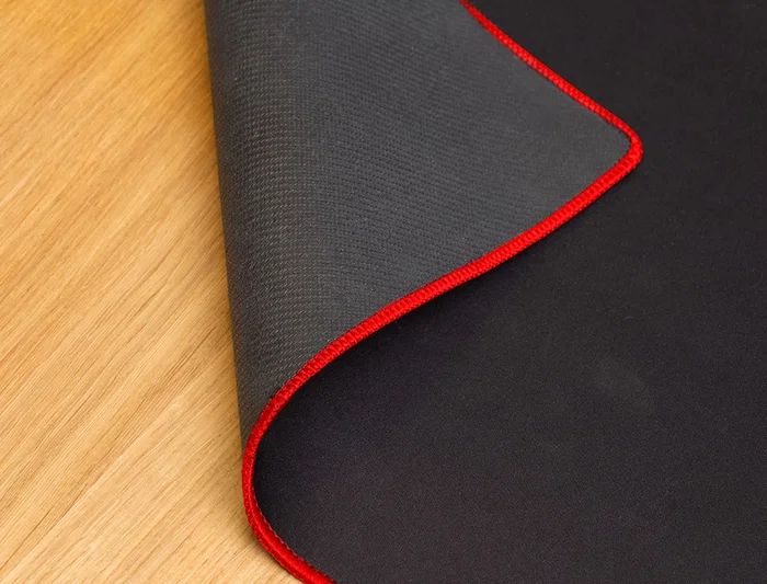 Q-connect Alfombrilla XXL Negra con Borde Rojo para Ratón 900x400 mm