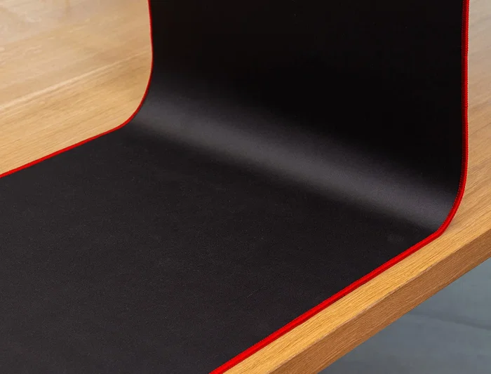 Q-connect Alfombrilla XXL Negra con Borde Rojo para Ratón 900x400 mm