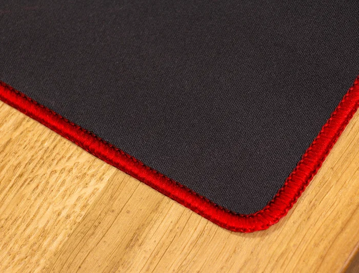 Q-connect Alfombrilla XXL Negra con Borde Rojo para Ratón 900x400 mm