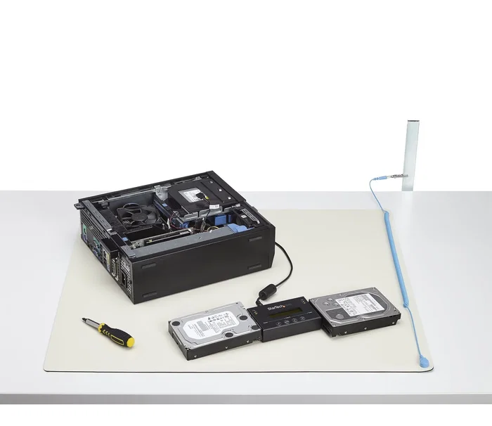 StarTech.com Alfombrilla Anti estática ESD SM-ANTI-STATIC-MAT para Reparación de Electrónicos, Superficie PVC 30x46cm con Cable de Tierra de 2 Metros