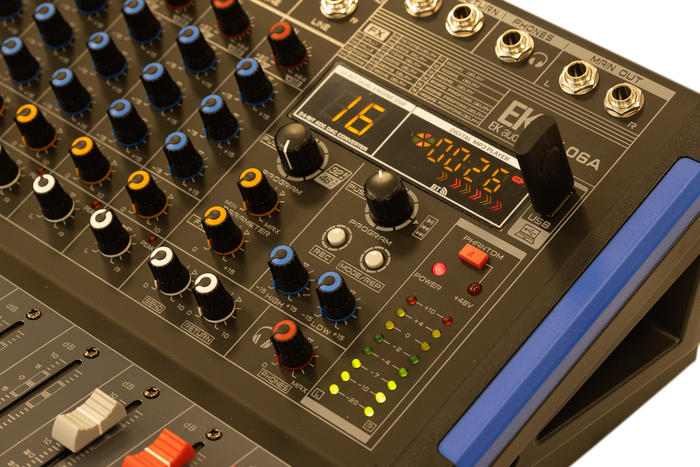 Ek Mesa de Mezclas KW06A Amplificada con Efectos